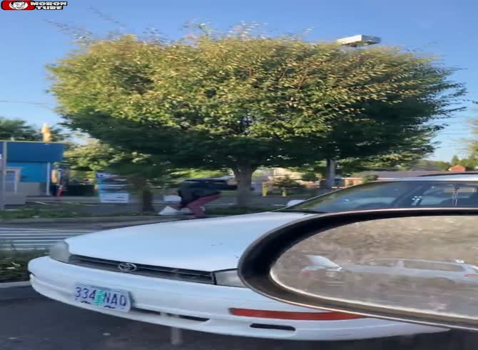 Video :An angry homeless guy in Portland assaults his vehicle